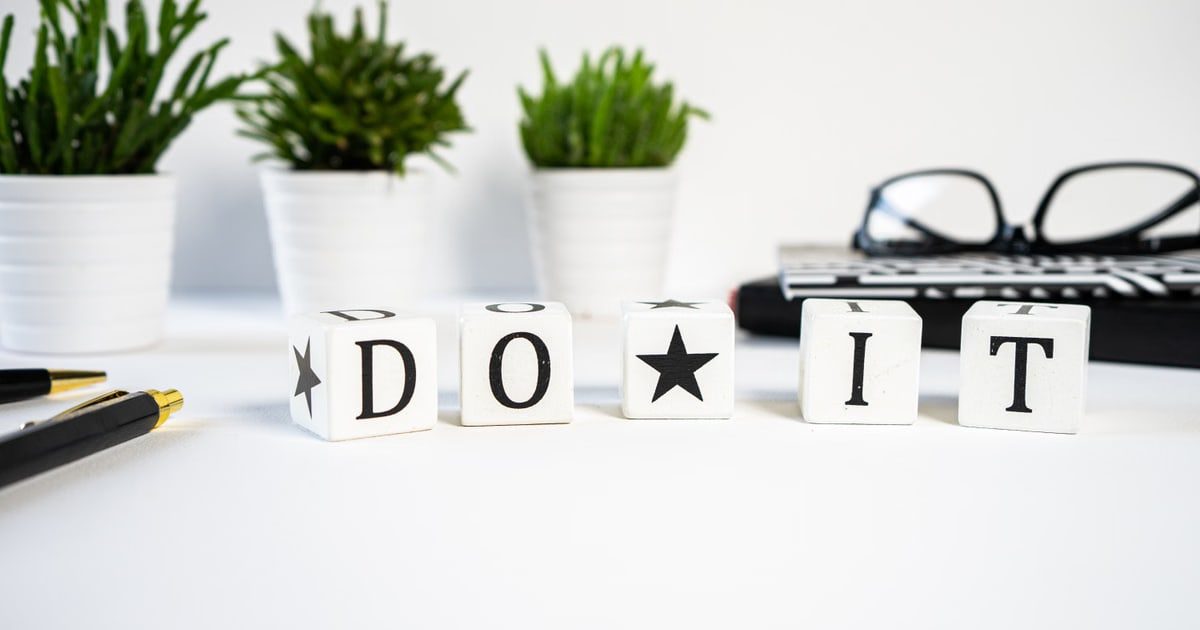 Inspiring office scene with 'Do It' blocks and plants, perfect for motivation.